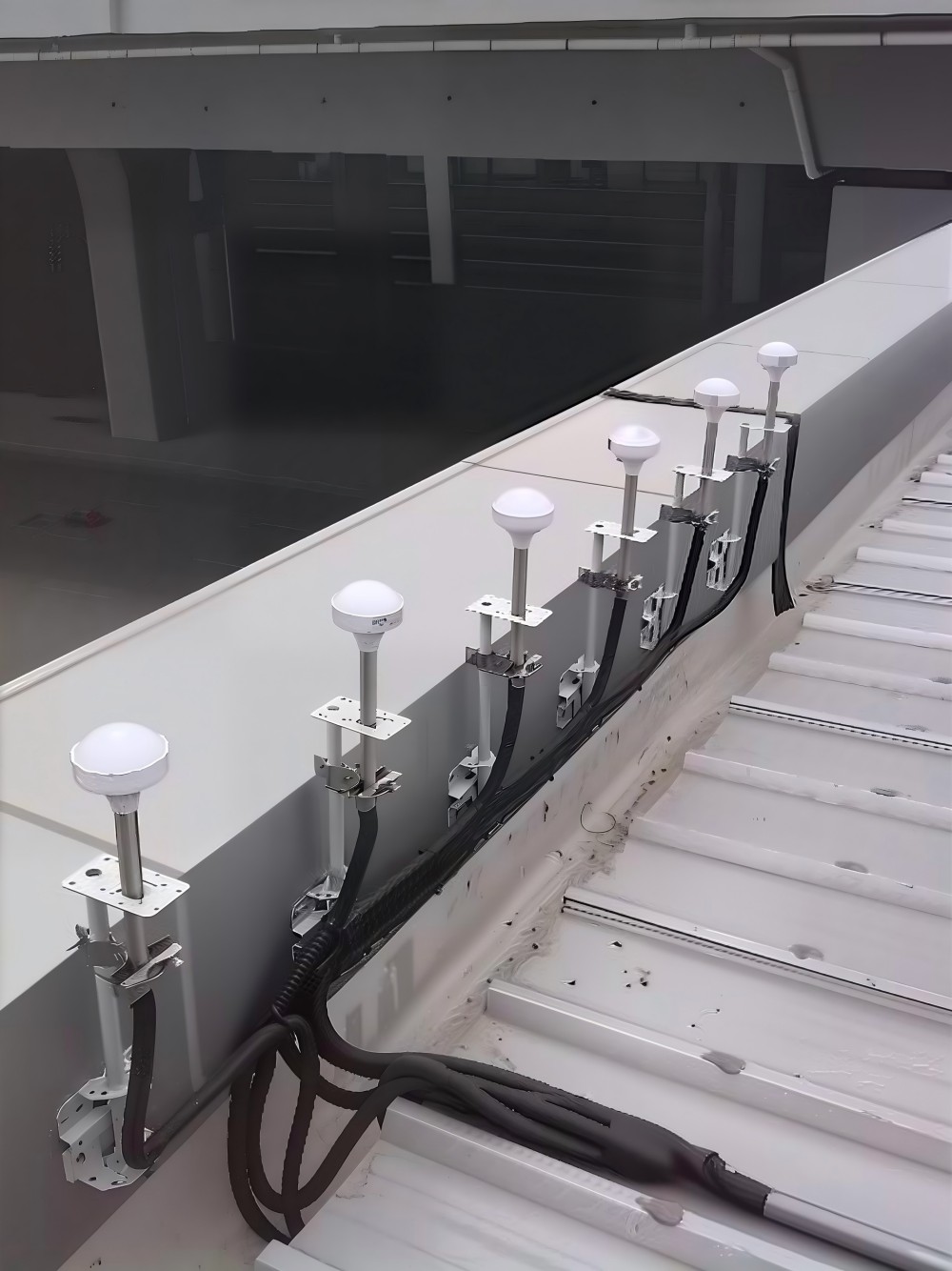 GPS/Beidou clock intelligent distribution system solution